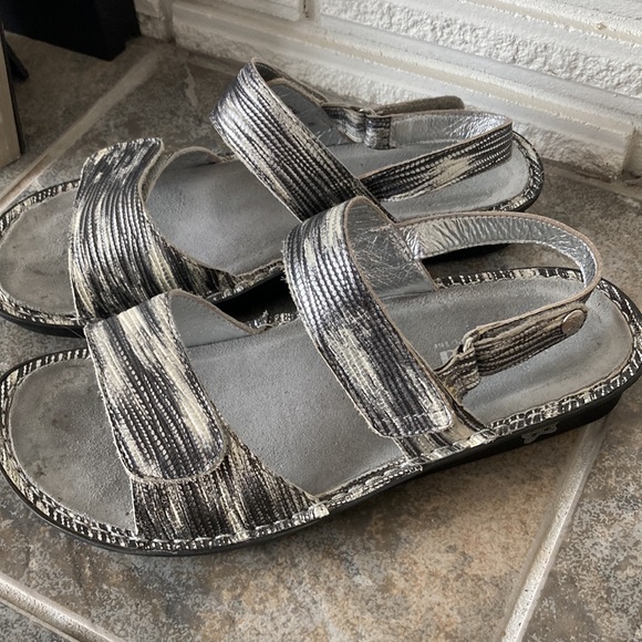 Like New! Alegria Vienna Grey Silver Cream Velcro Sandals 10/40 - Picture 3 of 11